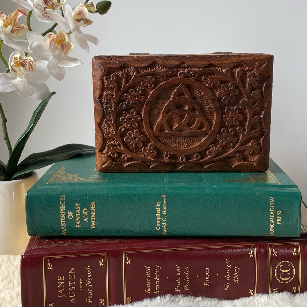 Triquetra box